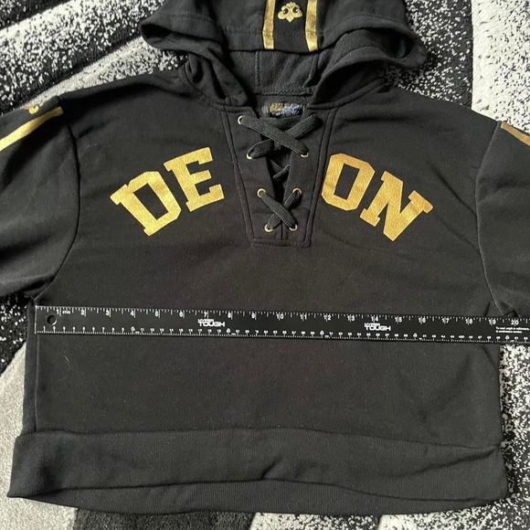 Vintage Women's Y2K 2000s Dereon Black and Gold Cropped Hoodie - Picture 4 of 6